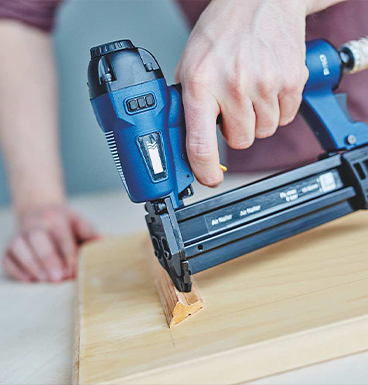 Upotreba pneumatskog pištolja za zabijanje čavala.